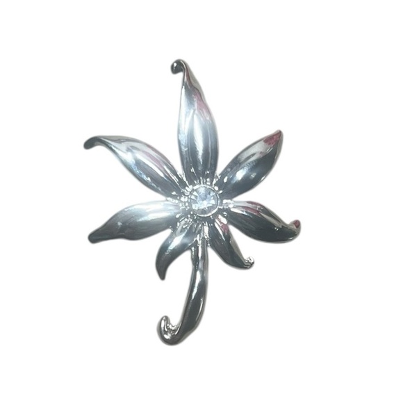 Jewelry - Elegant Silver Floral Brooch